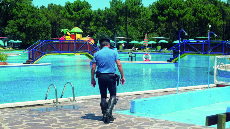 Ravenna, bimbo di 5 anni rischia di annegare in piscina
