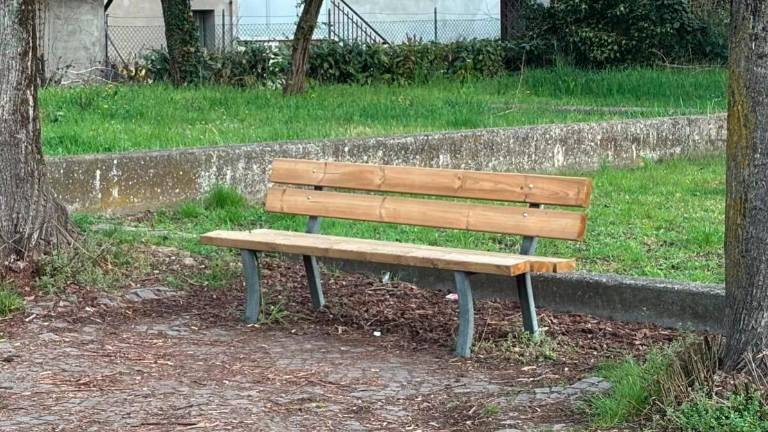 Una delle panchine rinnovate in piazza Berlinguer