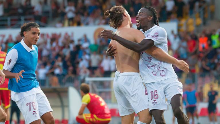 L’abbraccio tra il re del gol Tenkorang e Mandorlini (Fiorentini)