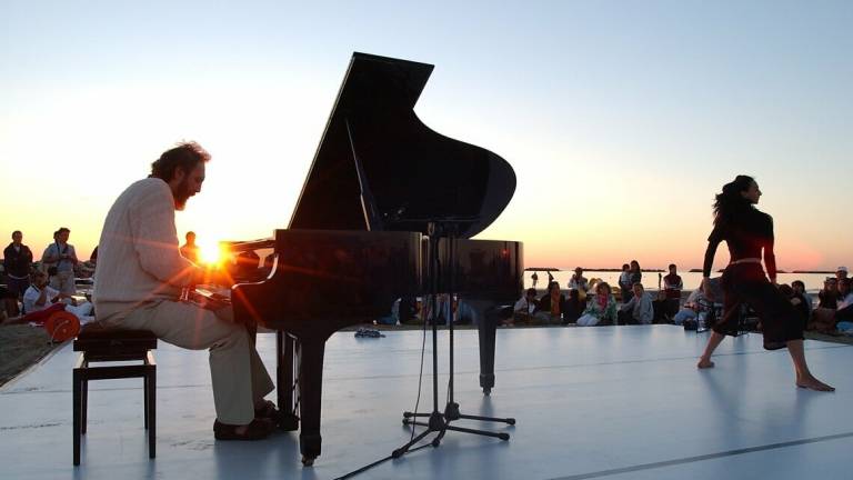 Cesenatico, tornano i concerti all'alba in spiaggia