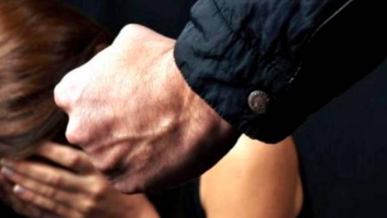 Rimini. Picchia la compagna, la obbliga a coprire i lividi con il trucco e stringe al collo la figlia di 18 mesi perché piange: chiesti 9 anni di carcere