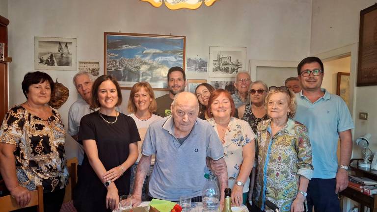 Lucio Zanetti con i familiari a Cesenatico in occasione della festa per i 99 anni