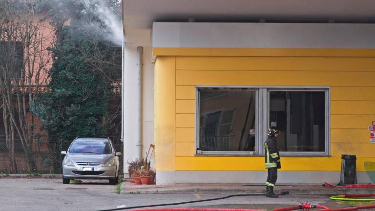 Ravenna, incendio al distributore: pronto intervento dei Vigili del Fuoco, pompe chiuse per motivi di sicurezza - Gallery