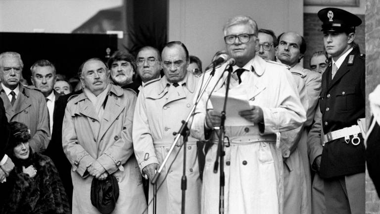 Trent’anni fa il funerale-evento di Federico Fellini: gli scatti inediti a Rimini