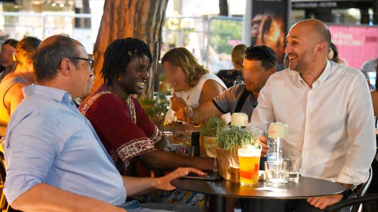 Riccione, Louis Dassilva si concede un drink in viale Ceccarini GALLERY