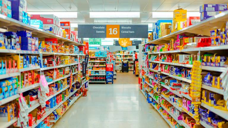 Massa Lombarda, ruba generi alimentari al supermercato e prova a scappare in bici: 52enne arrestato
