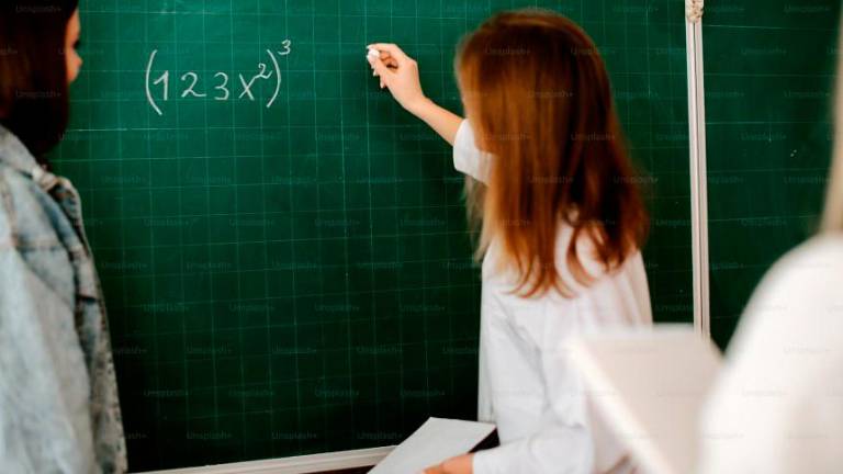 Sveglia all’alba e 170 km al giorno da Rimini a Modena per fare lezione, sentenza storica per una prof disabile: «Deve insegnare vicino a casa»