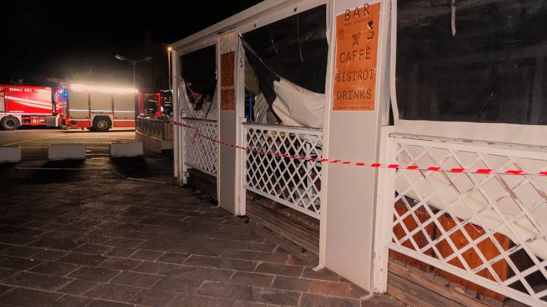 Ravenna, fiamme nella notte: brucia il gazebo dell’ex Pepe Carvajo. FOTOGALLERY