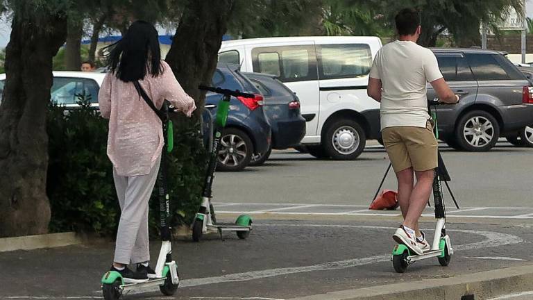 Cesenatico, tutti a piedi: monopattini a noleggio sospesi dal Tar