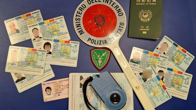 Rimini, documenti falsi per lavorare in spiaggia: espulso un moldavo