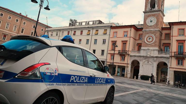 Rimini, controlli contro l’alcol nel centro storico: due arresti dopo una rissa con la Polizia Locale