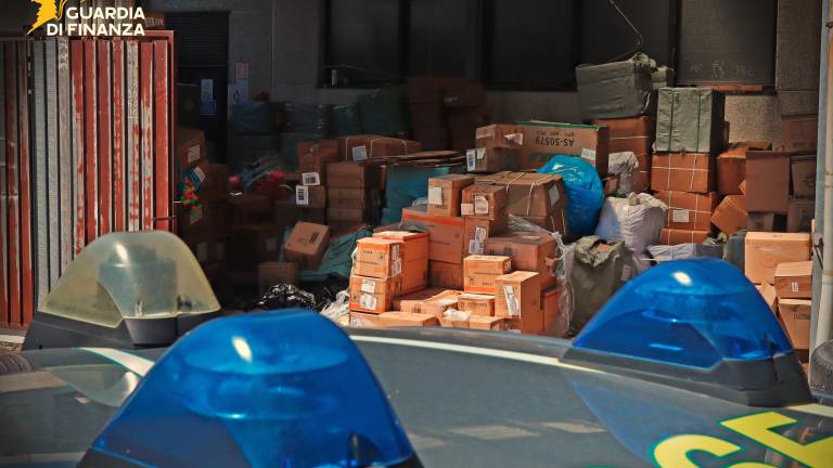 Rimini. Maxi sequestro di 340mila articoli falsi e 3200 armi bianche VIDEOGALLERY