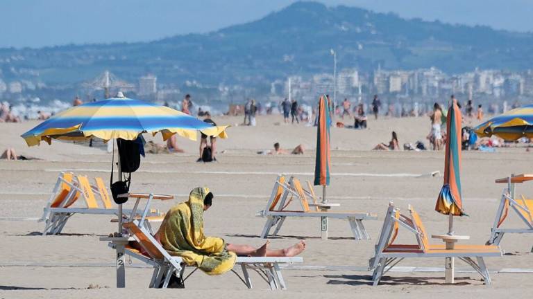 Rimini, in spiaggia fino alle 22 e 18 mq per gli ombrelloni