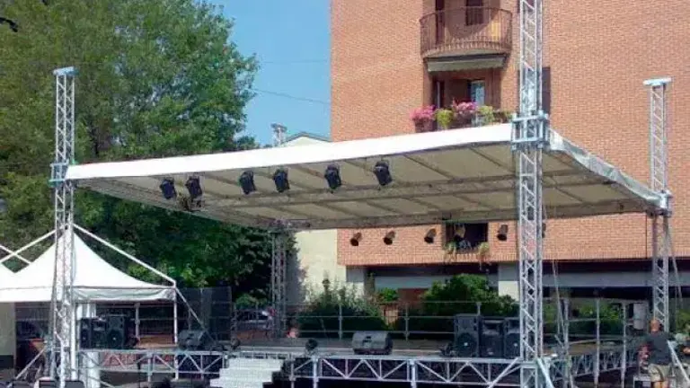Come si organizza l’allestimento di un evento: dal palco ai servizi per pubblico o artisti