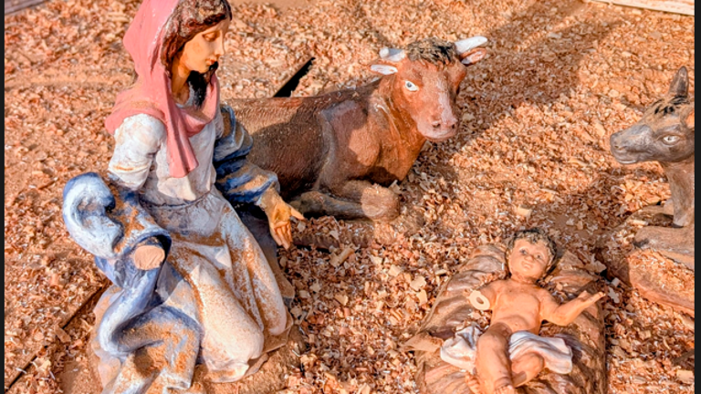 Le statuine danneggiate, si notano le braccia amputate