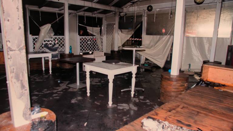 Ravenna, fiamme nella notte: brucia il gazebo dell’ex Pepe Carvajo. FOTOGALLERY