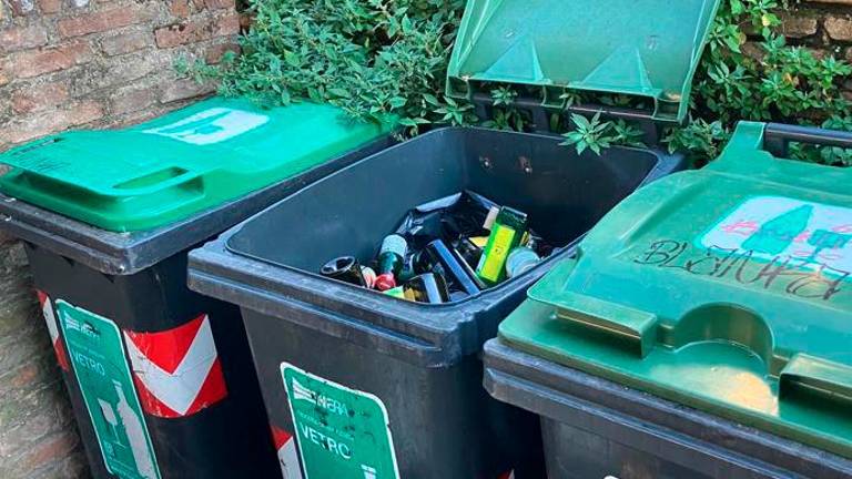 I precedenti contenitori con le bottiglie a portata di mano