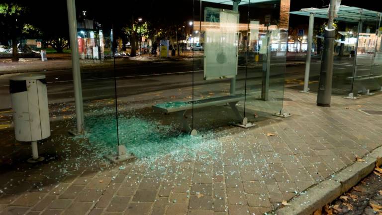 Ravenna, distrugge una vetrata davanti ai passeggeri in attesa del bus