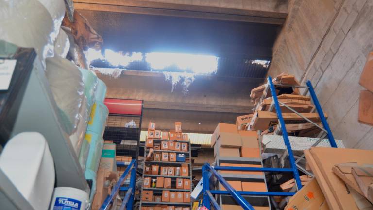 Bagnacavallo, scoppia incendio sul tetto di un capannone, intervento con molte squadre dei vigili del fuoco