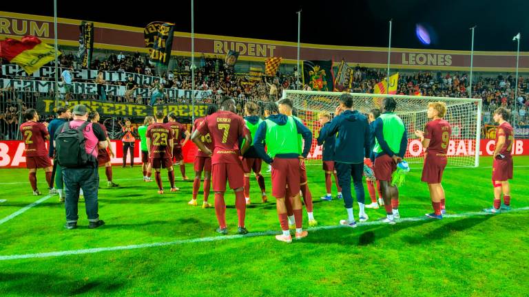 “Chi cade lottando non camminerà mai solo”: è lo striscione con cui i tifosi hanno ringraziato il Ravenna dopo il ko con la Salernitana (Fiorentini)