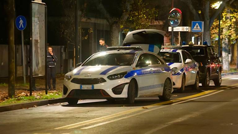 Ravenna, distrugge una vetrata davanti ai passeggeri in attesa del bus