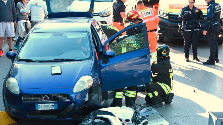 Bellaria Igea Marina, scontro tra auto e scooter: due minorenni in ospedale, uno è grave