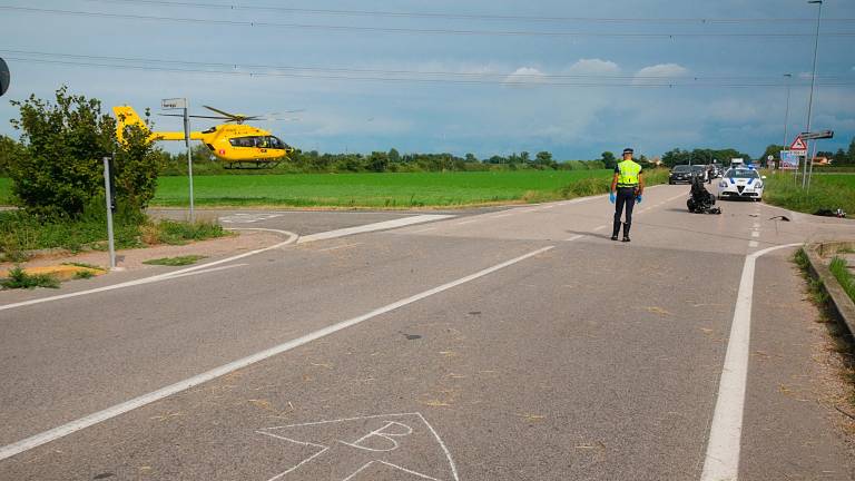 Ravenna, scontro a Camerlona: motociclista ricoverato al Bufalini