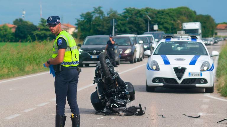 Ravenna, scontro a Camerlona: motociclista ricoverato al Bufalini