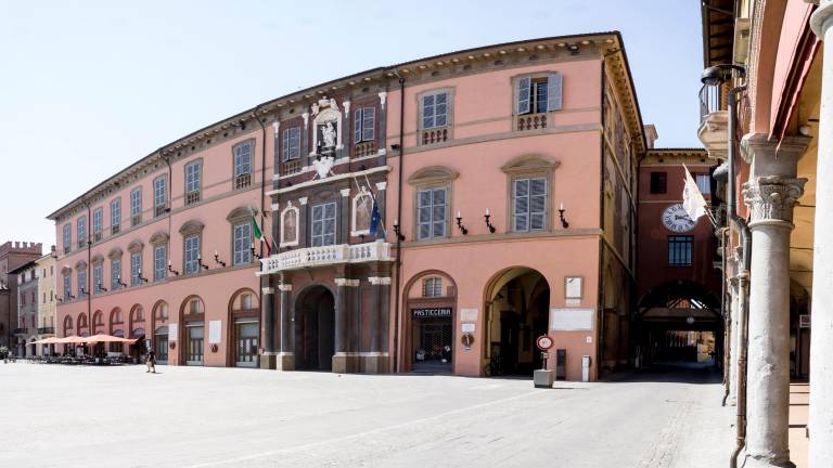 Il palazzo comunale di Imola (foto mmph)