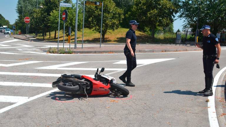 Lugo, incidente: scontro tra auto e scooter, grave 16enne