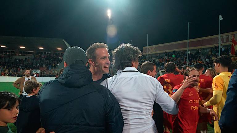 Ignazio Cipriani abbraccia il direttore sportivo Davide Mandorlini dopo la vittoria nella finale dei play-off giocata contro il Tau Altopascio al Bruno Benelli