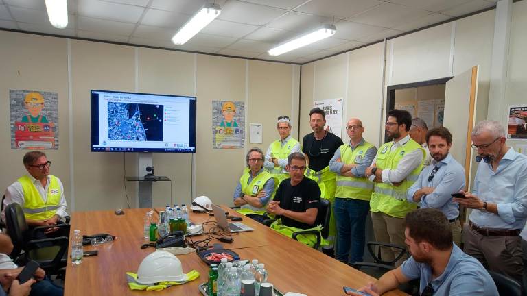 Il team di Rosetti Marino, a sinistra l’ad Oscar Guerra, a destra, seduto con maglia nera, Laurent Hochard, project manager per la piattaforma in costruzione (Foto Massimo Fiorentini)