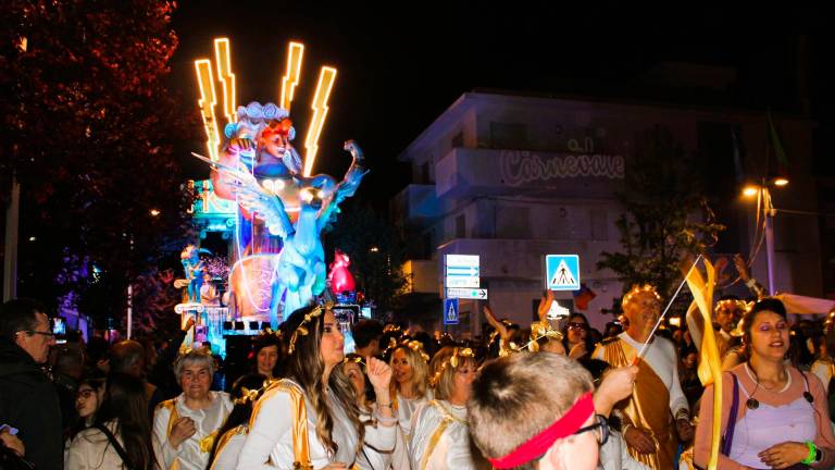 Sopra due dei carri in concorso