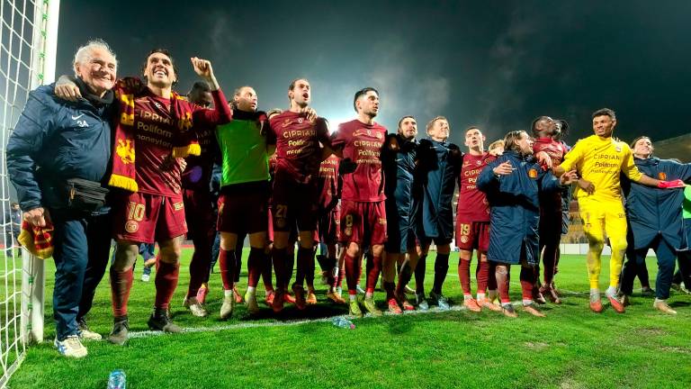 L’esultanza della squadra giallorossa sotto la curva Mero alla fine della gara con il Carpi (Fiorentini)