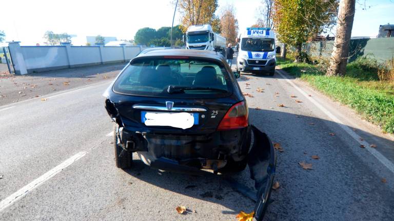 Ravenna, incidente: scontro tra auto e moto, grave giovane motociclista