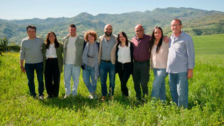 Al centro Federico Sensi con i candidati della lista “Radici in Comune” che ne sostiene la candidatura