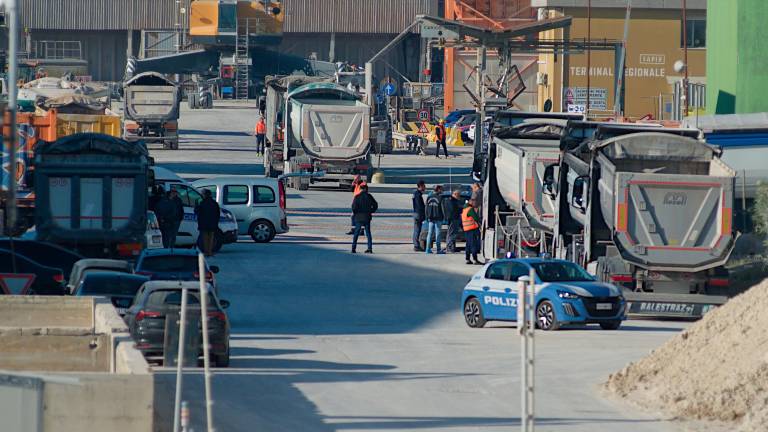 Ravenna, tragedia al porto: 67enne perde la vita