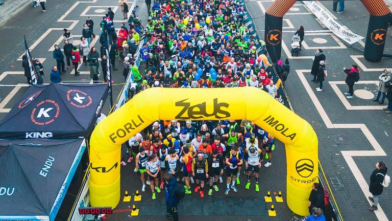 Una suggestiva immagine della partenza della prima edizione della “Faenza Half Marathon” del 2025