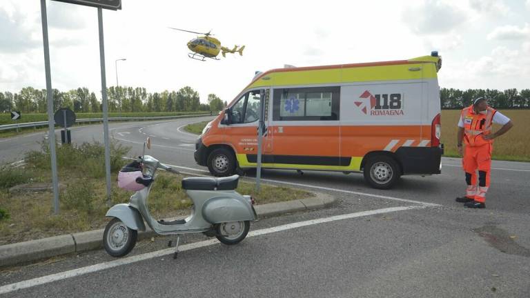 Alfonsine, cade alla guida della sua Vespa e sbatte violentemente la testa: è in gravi condizioni