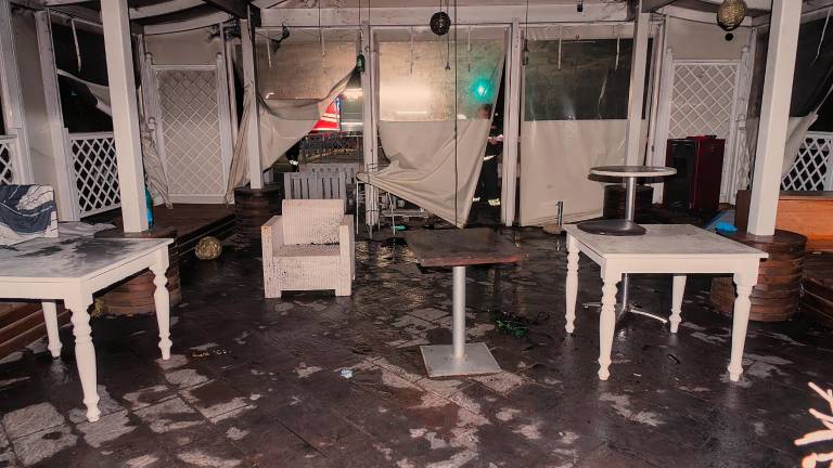 Ravenna, fiamme nella notte: brucia il gazebo dell’ex Pepe Carvajo. FOTOGALLERY
