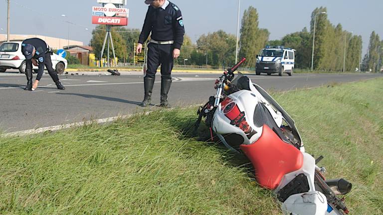 Incidente in moto a Sant'Agata sul Santerno, grave 25enne di Alfonsine