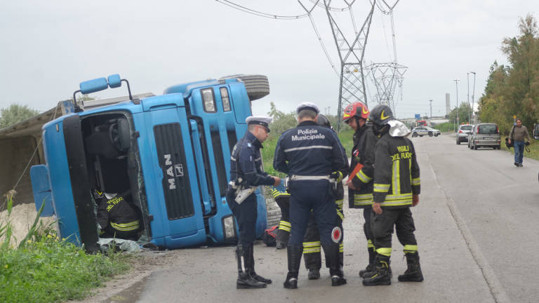 Ravenna, camion si ribalta. Ferito autotrasportatore 35enne