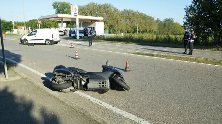 Lido Adriano, impatto con un furgone: motociclista trasportato in elicottero al Bufalini di Cesena