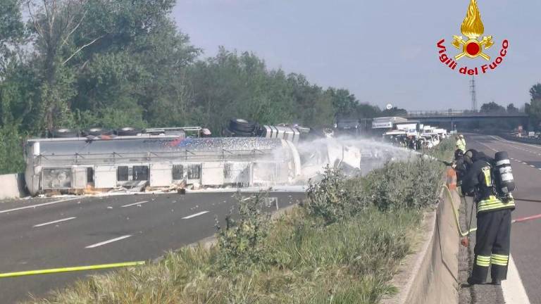 Autocisterna di etere si rovescia in A14 fra San Lazzaro e Castel San Pietro, morto il camionista