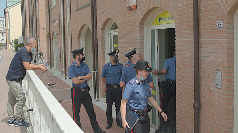 Ravenna, le urla di una donna fanno fallire una rapina all'ufficio postale: i malviventi in fuga
