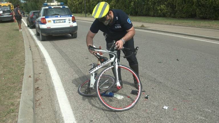 Lido Adriano, Suv investe un ciclista e la bici in fibra di carbonio si rompe in tre pezzi