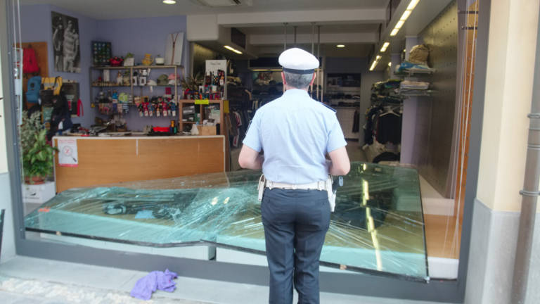 Raid in negozi e locali, la banda delle spaccate colpisce nel Ravennate