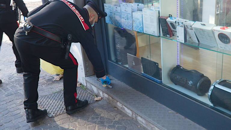 Ravenna, spaccata nel negozio di telefonia in centro. Rubati oltre 30 cellulari