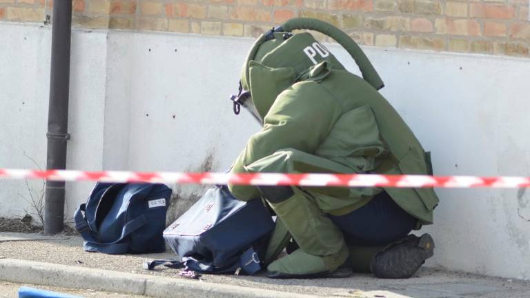 Gli artifcieri al lavoro in una foto di repertorio