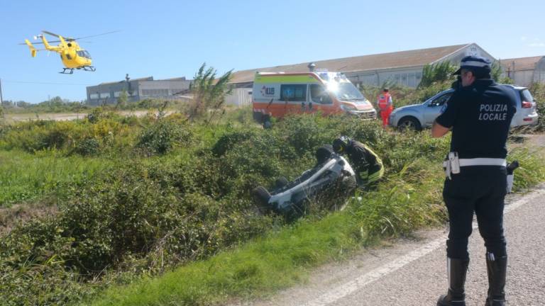 Ravenna, incidente: esce di strada con l'auto, donna 54enne in gravi condizioni